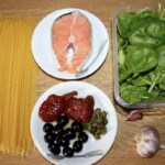 Makaron po hiszpańsku z łososiem i szpinakiem składniki