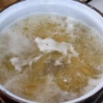 w dużym garnku gotuje się makaron