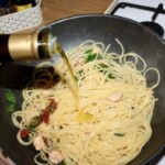 Makaron po hiszpańsku z łososiem i szpinakiem