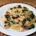 Makaron po hiszpańsku z łososiem i szpinakiem