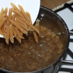 makaron razowy penne gotuje się w garnku