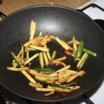 w woku smaży się cukinia pokrojona w słupki