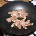 w woku smaży się pokrojony w małe kawałeczki mięso z indyka
