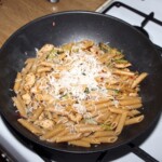 makaron z indykiem cukinią i papryką w woku posypany startym parmezanem
