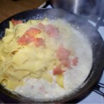 Makaron z łososiem wędzonym na śmietance