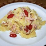 Makaron z łososiem wędzonym na śmietance