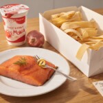kawałek łososia wędzonego na zimn na talerzu raz suchy makaron pappardelle w opakowaniu