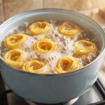 w dużym garnku w wodzie gotuje się makaron pappardelle