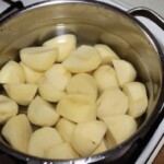 obrane i pokrojone grubo ziemniaki w garnku w wodzie