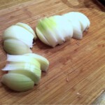 obrane i grubo krojone cebule leżą na desce kuchennej