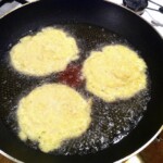 na patelni smażą się placki ziemniaczane