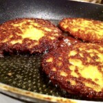 na patelni smażą się placki ziemniaczane