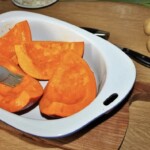 dynia pokrojona na kilka części w naczyniu żaroodpornym