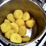 w garnku znajdują się obrane i ugotowane ziemniaki