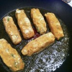 Paluszki rybne z dorsza i ziemniaków gotowanych smażą się na patelni