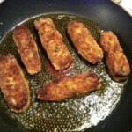 Paluszki rybne z dorsza i ziemniaków gotowanych smażą się na patelni