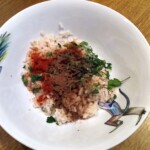zmielony filet z dorsza w misce razem z suchymi przyprawami