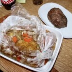 Pieczeń cielęca z rękawa podana w sosie warzywnym