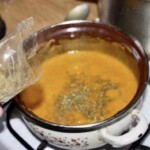 w garnku gotuje się sos do pieczeni