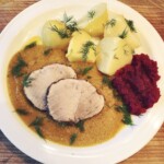 Pieczeń cielęca z rękawa podana w sosie warzywnym