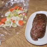 pieczeń cielęca z rękawa z warzywami przygotowywana do pieczenia