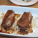 upieczone dwa piersi z kaczki w naczyniu żaroodpornym