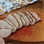 pierś z kaczki upieczona i pokrojona w plastry