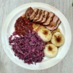 Pierś z kaczki z żurawiną w sosie własnym