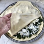 Pita ze szpinakiem ziołami i serem po grecku
