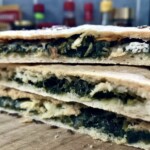 Pita ze szpinakiem ziołami i serem po grecku