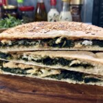 Pita przygotowana z domowego ciasta z mąki i wody i wypełniona duszonym szpinakiem i innymi ziołami oraz serem. Na koniec pita została zapieczona.