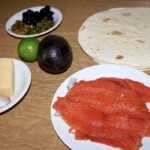 Quesadilla z łososiem wędzonym i awokado składniki