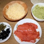 Quesadilla z łososiem wędzonym i awokado składniki