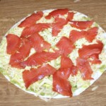 quesadilla z łososiem i awokado w trakcie przygotowania