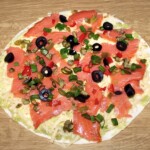 quesadilla z łososiem i awokado w trakcie przygotowania