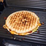 quesadilla z łososiem i awokado na grillu