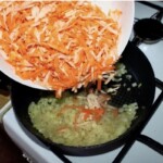 mną patelni smażą się starte warzywa korzeniowe do ryby po grecku