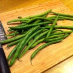 zielona fasolka szparagowa na blacie kuchennym