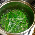 w garnku gotuje się zielona fasolka szparagowa