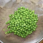 na sicie znajduje się zielony groszek