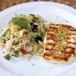 Sałatka przygotowana po grecku z dodatkiem miksowanych warzyw oraz makaronu w kritharaki i sera halloumi z rusztu.
