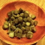 pokrojone korniszony w drewnianej misce