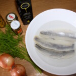 Śledzie w pieprzu z oliwkami i kaparami składniki