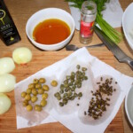 Śledzie w pieprzu z oliwkami i kaparami składniki