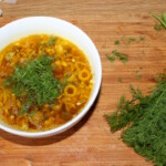 Śledzie w pieprzu z oliwkami i kaparami