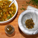 Śledzie w pieprzu z oliwkami i kaparami