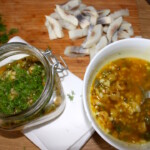 Śledzie w pieprzu z oliwkami i kaparami