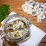 Śledzie w pieprzu z oliwkami i kaparami