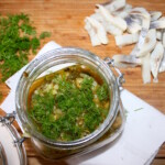 Śledzie w pieprzu z oliwkami i kaparami