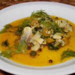 Śledzie w pieprzu z oliwkami i kaparami